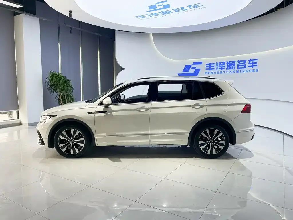 Volkswagen Tiguan L — фото 2