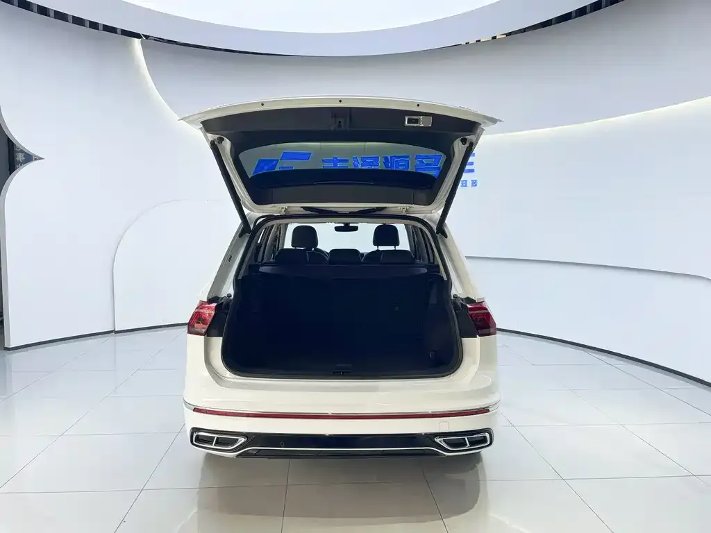 Volkswagen Tiguan L — фото 6