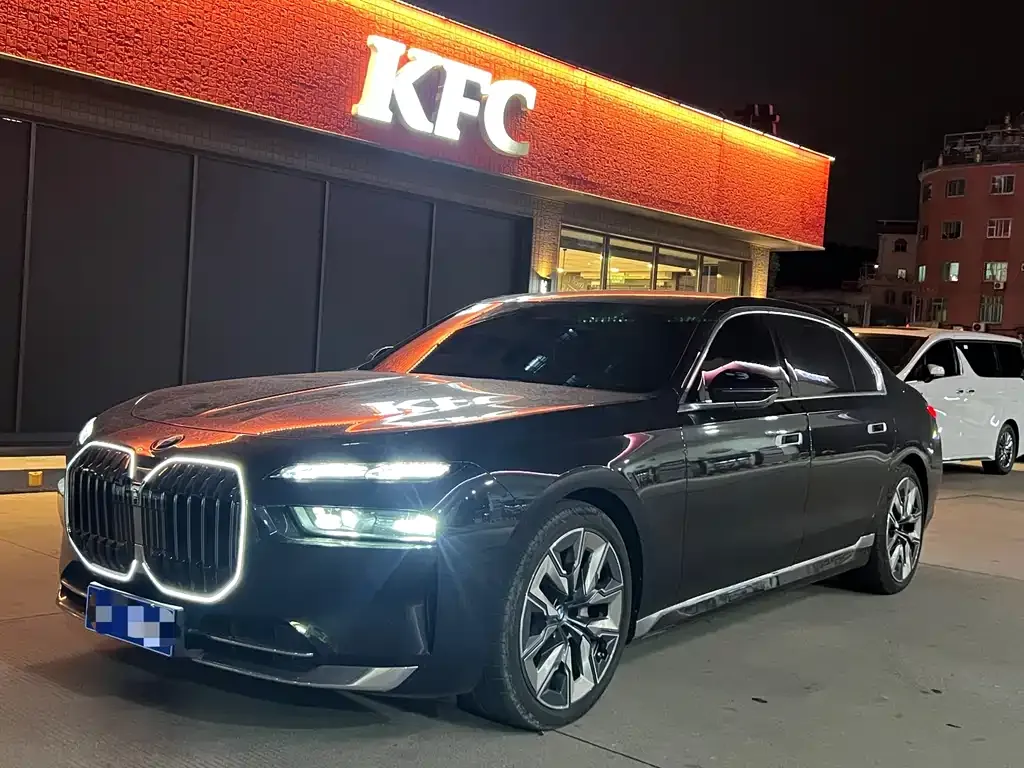 BMW 7 Series — фото 1