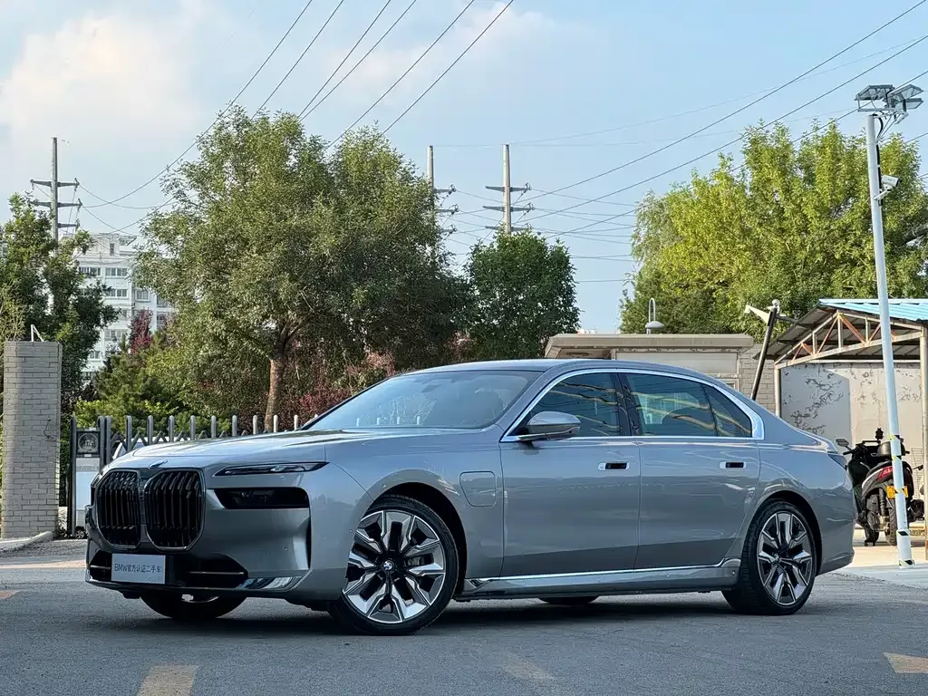 BMW i7 — фото 1