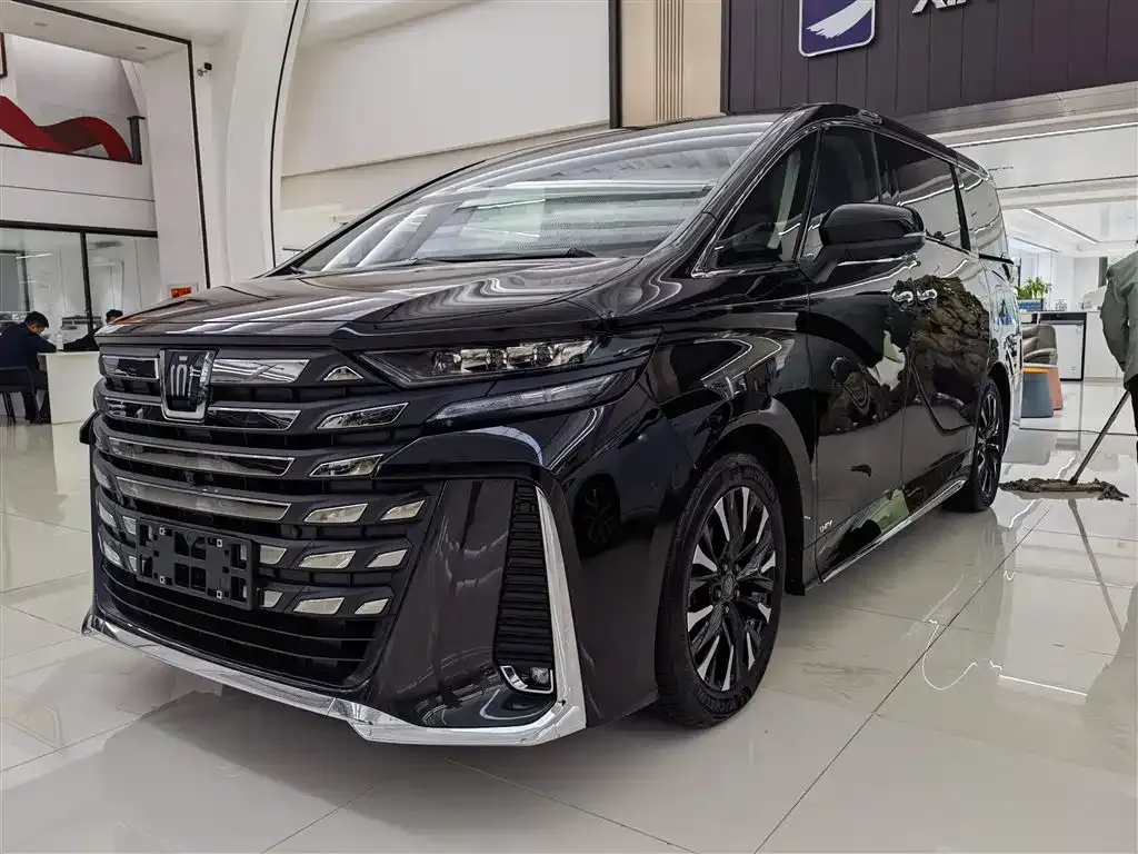 Toyota Vellfire — фото 1