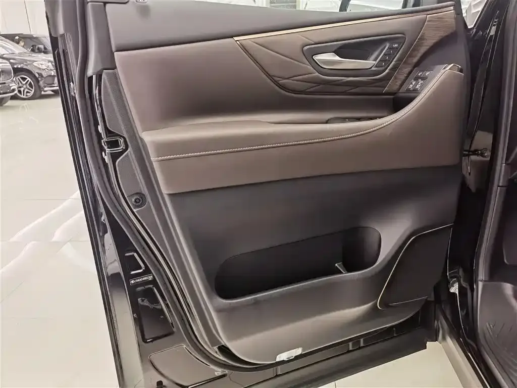 Toyota Vellfire — фото 8