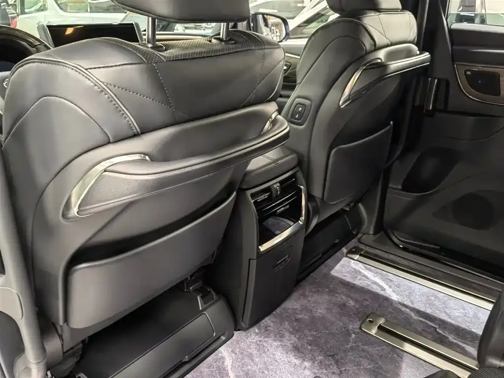 Toyota Alphard — фото 10
