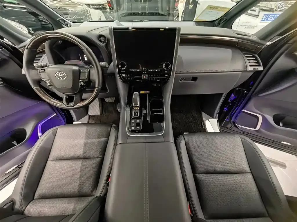 Toyota Alphard — фото 8