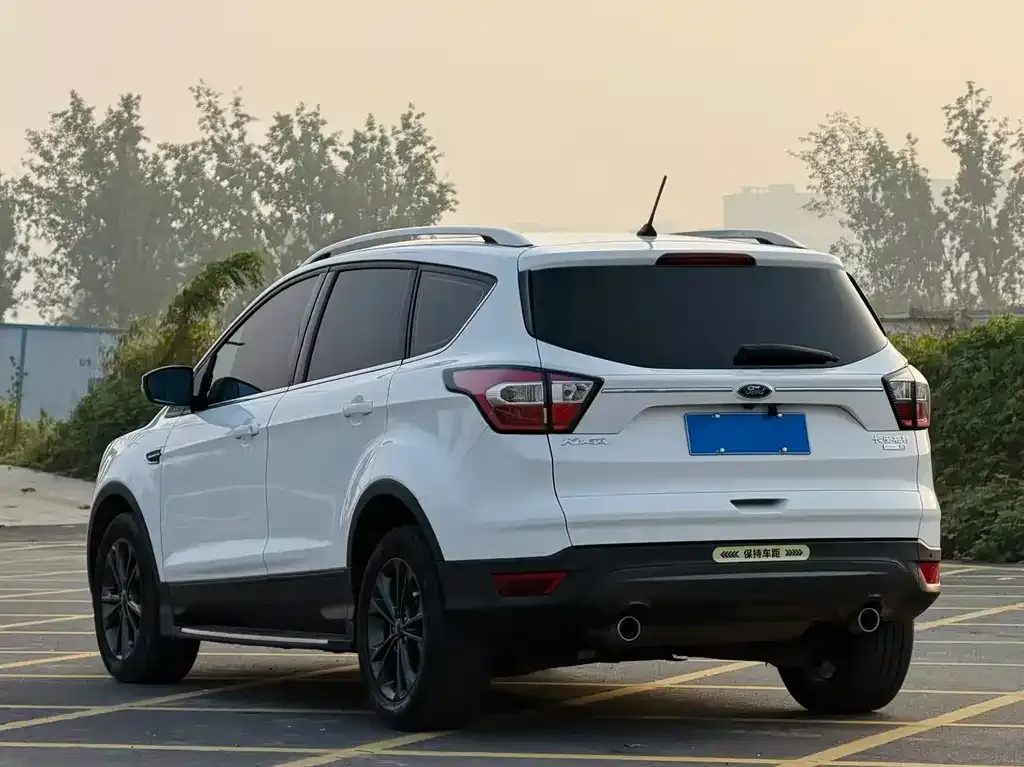Ford Kuga — фото 9