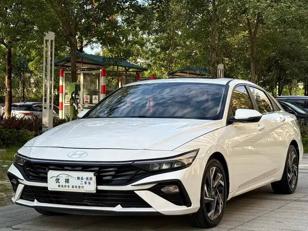 Hyundai Elantra — фото 1