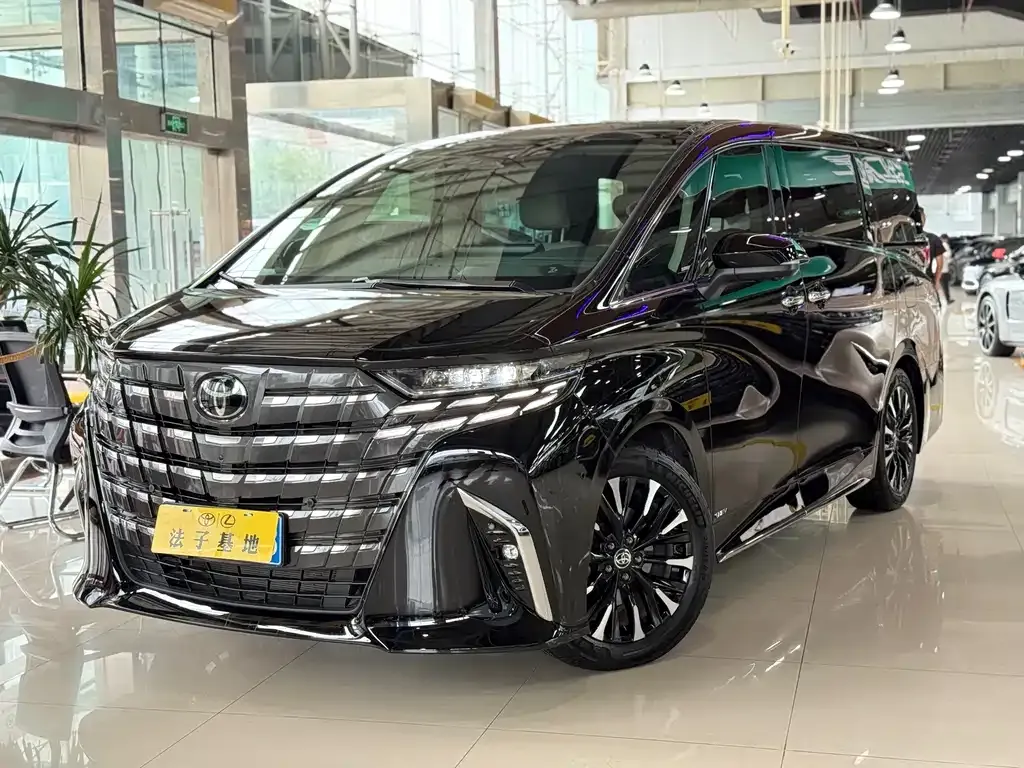 Toyota Alphard — фото 1