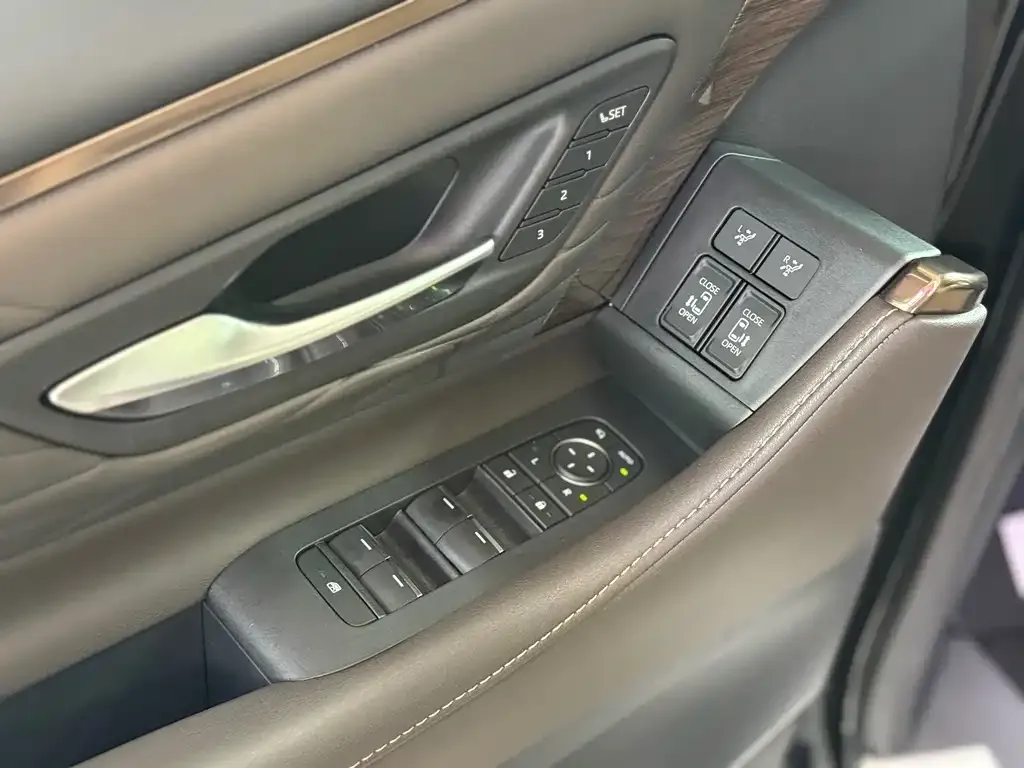 Toyota Alphard — фото 5
