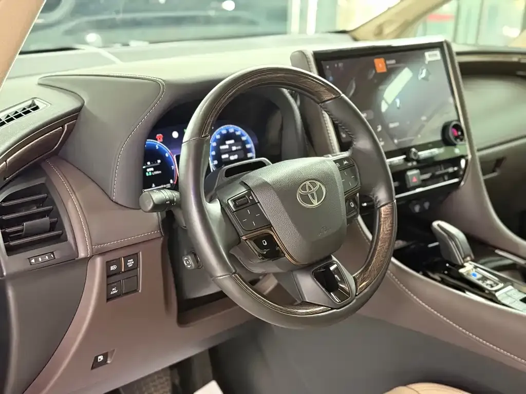 Toyota Alphard — фото 8
