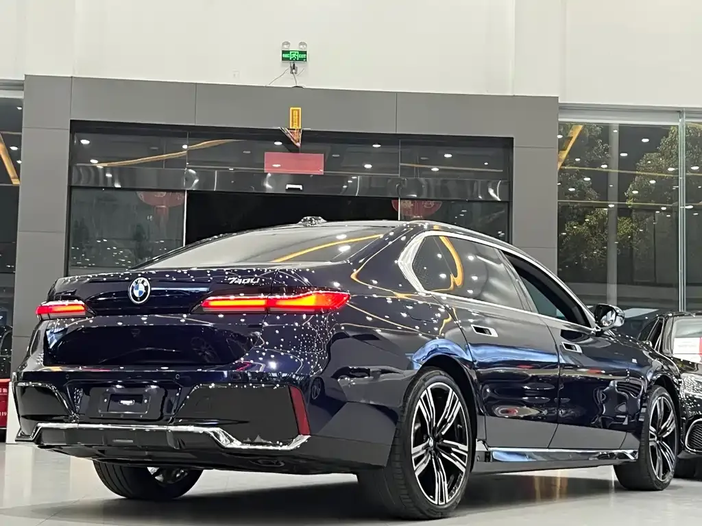 BMW 7 Series — фото 10