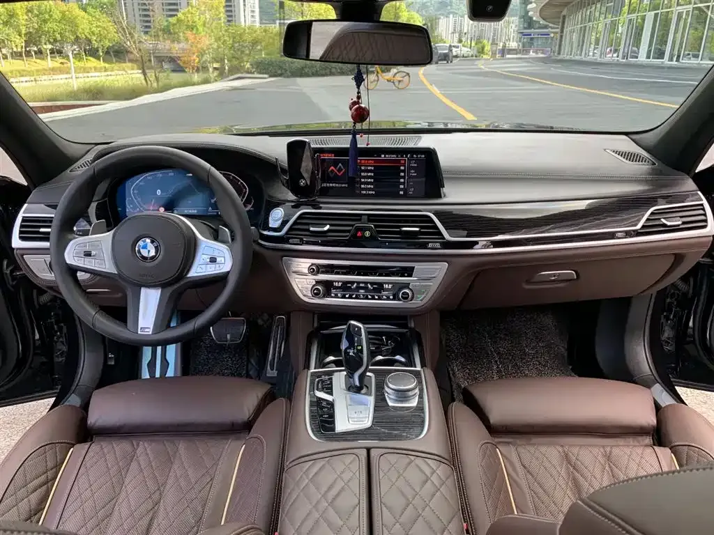 BMW 7 Series — фото 10