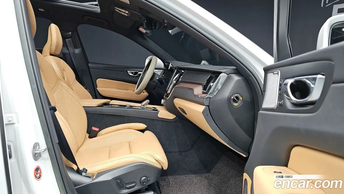 Volvo XC60 — фото 10