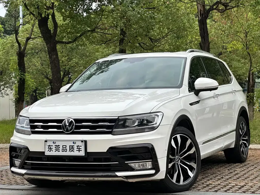 Volkswagen Tiguan L — фото 1