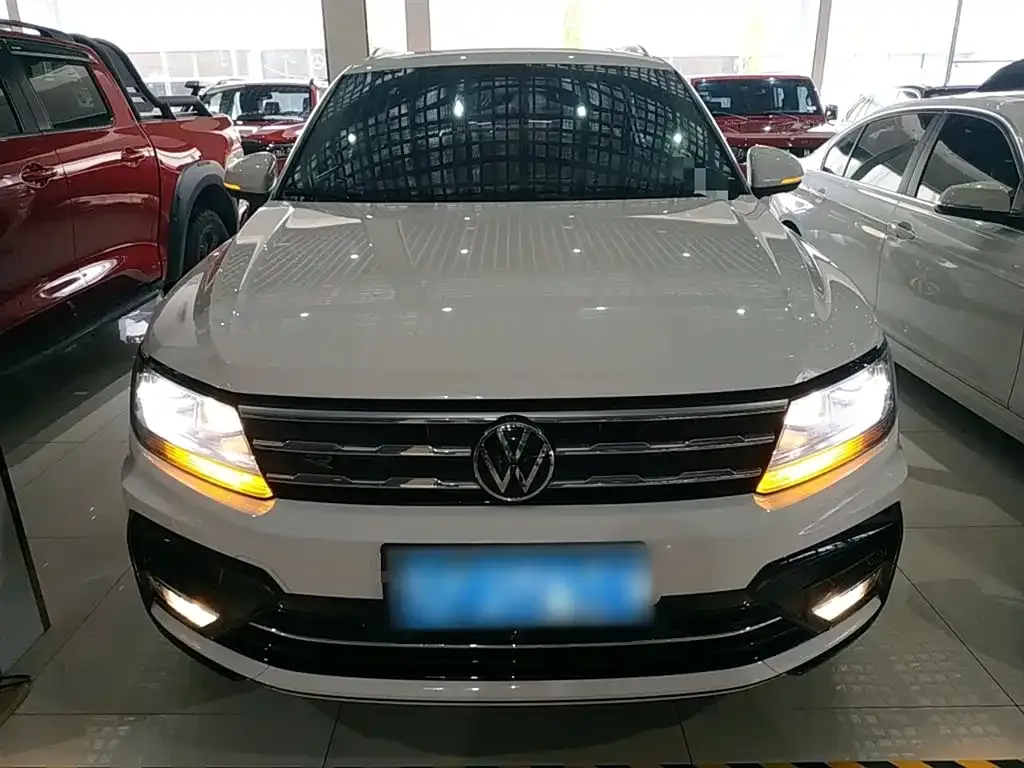 Volkswagen Tiguan L — фото 3