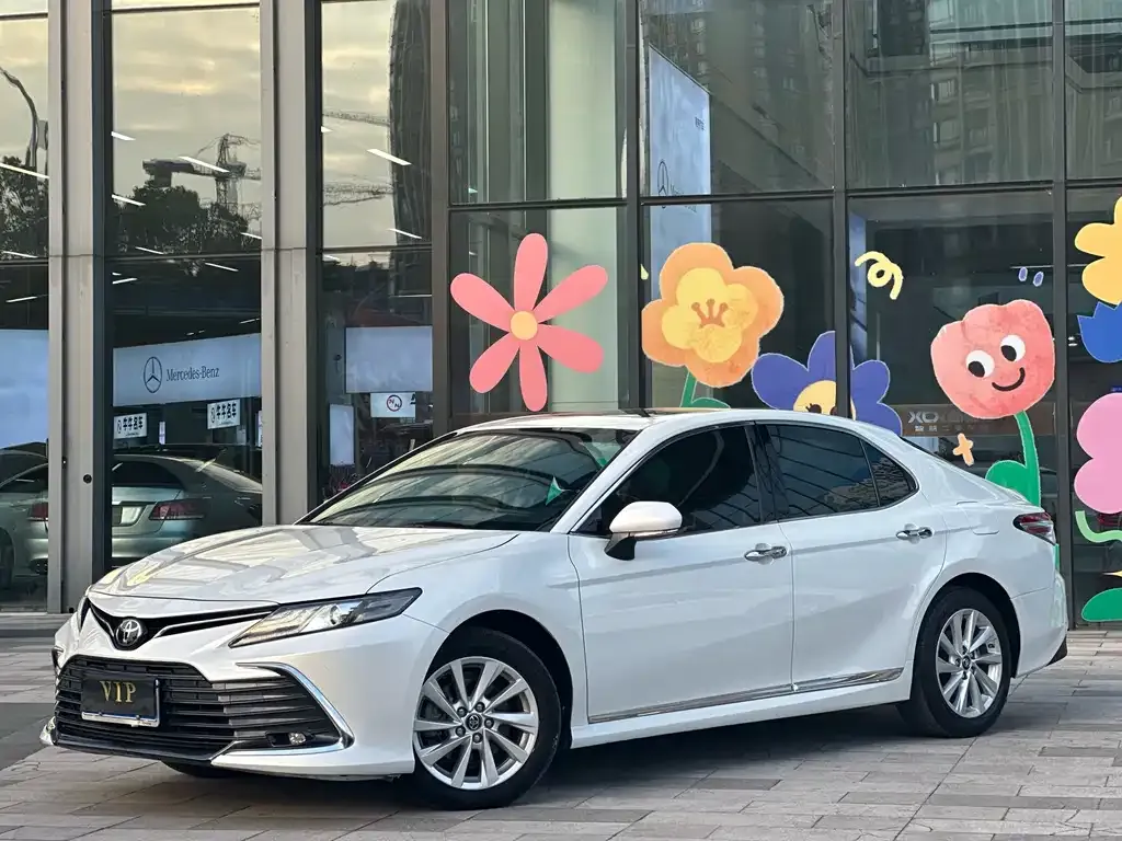 Toyota Camry — фото 1