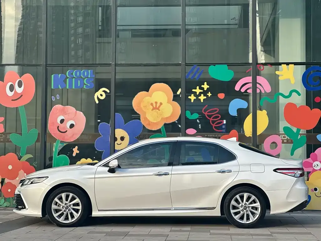 Toyota Camry — фото 2