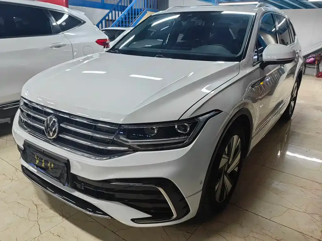 Volkswagen Tiguan L — фото 1