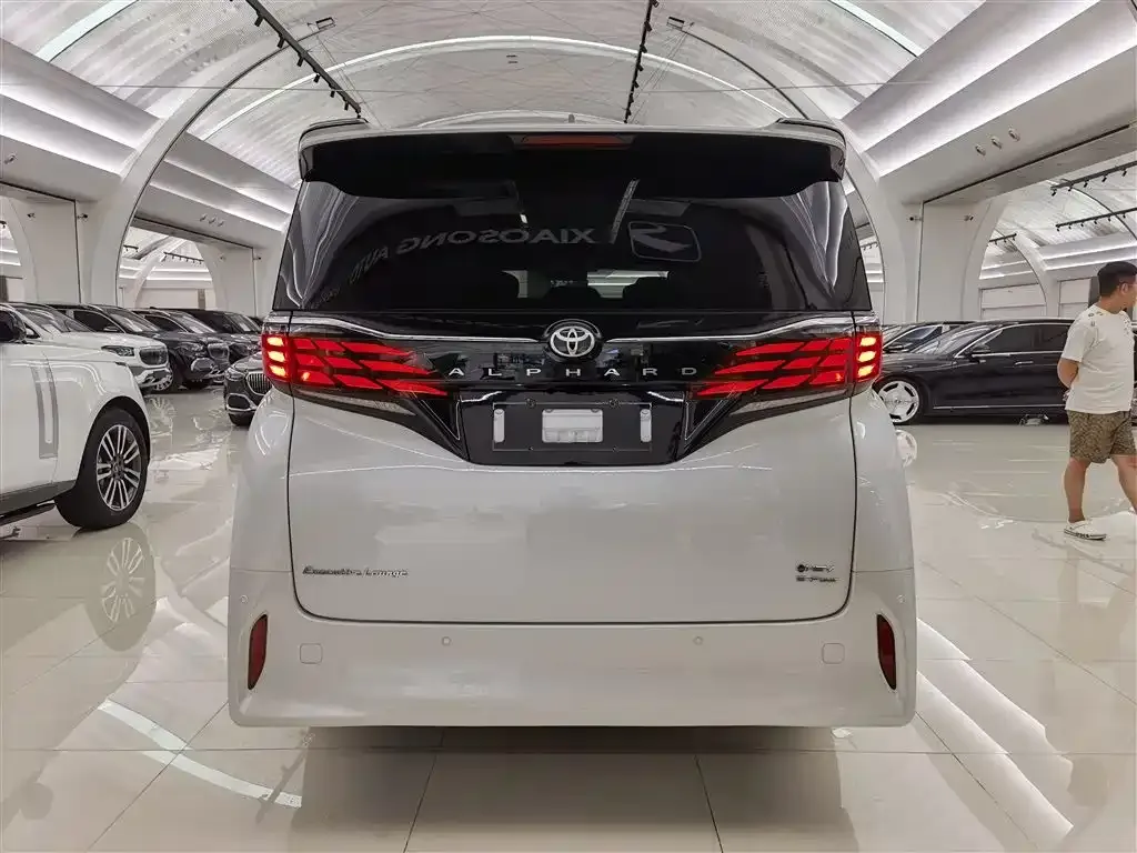 Toyota Alphard — фото 3