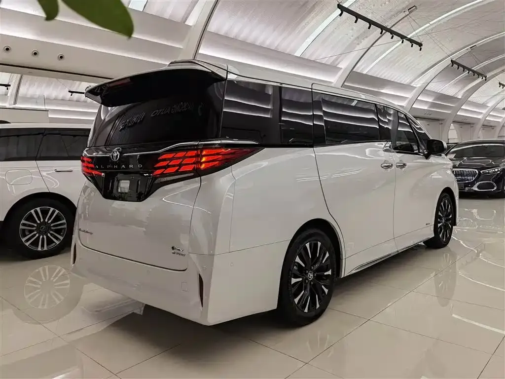 Toyota Alphard — фото 4