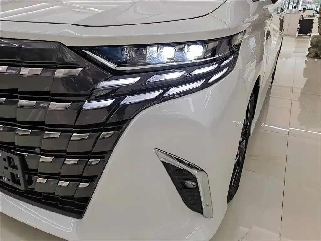 Toyota Alphard — фото 5