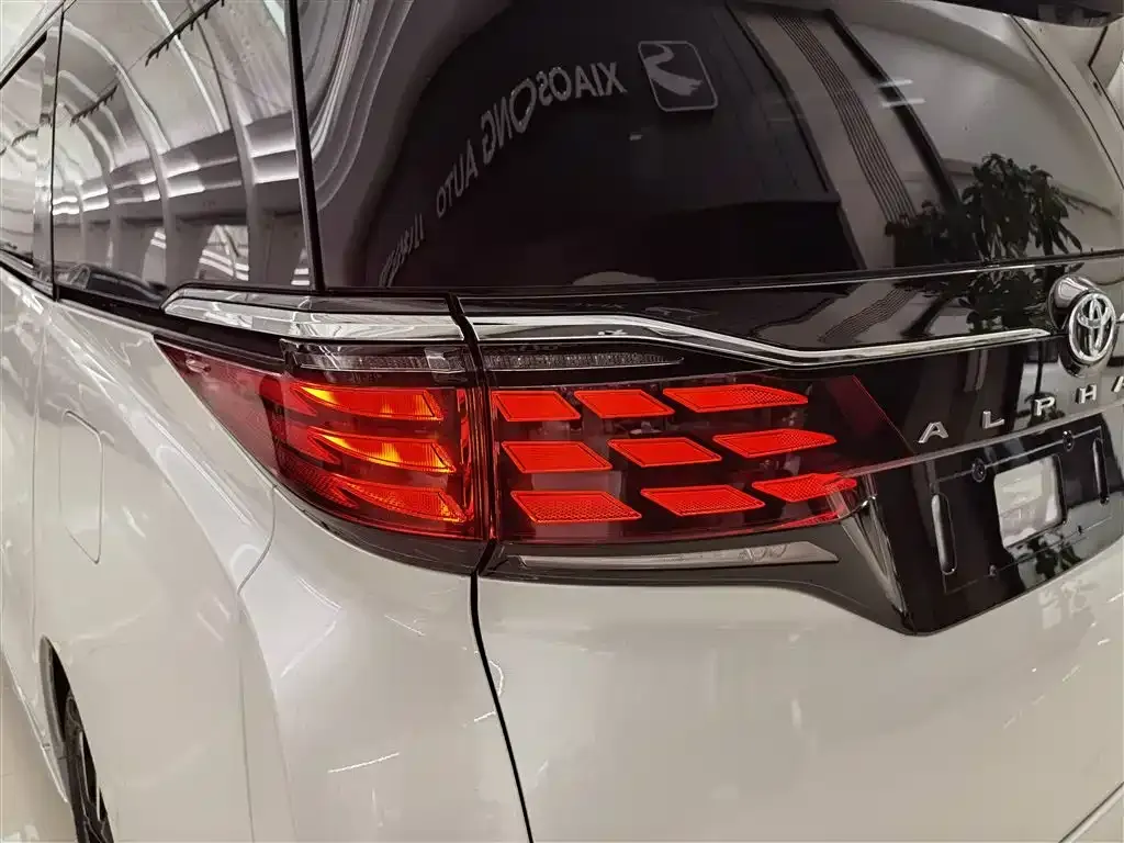 Toyota Alphard — фото 6