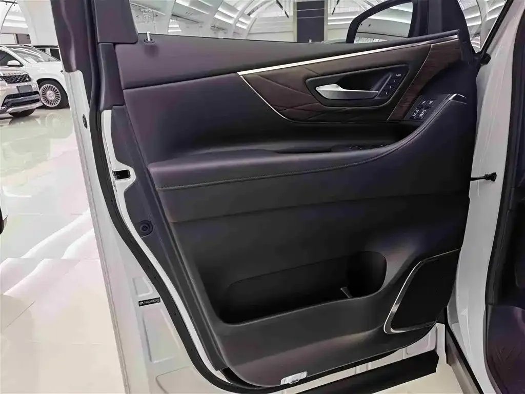 Toyota Alphard — фото 8