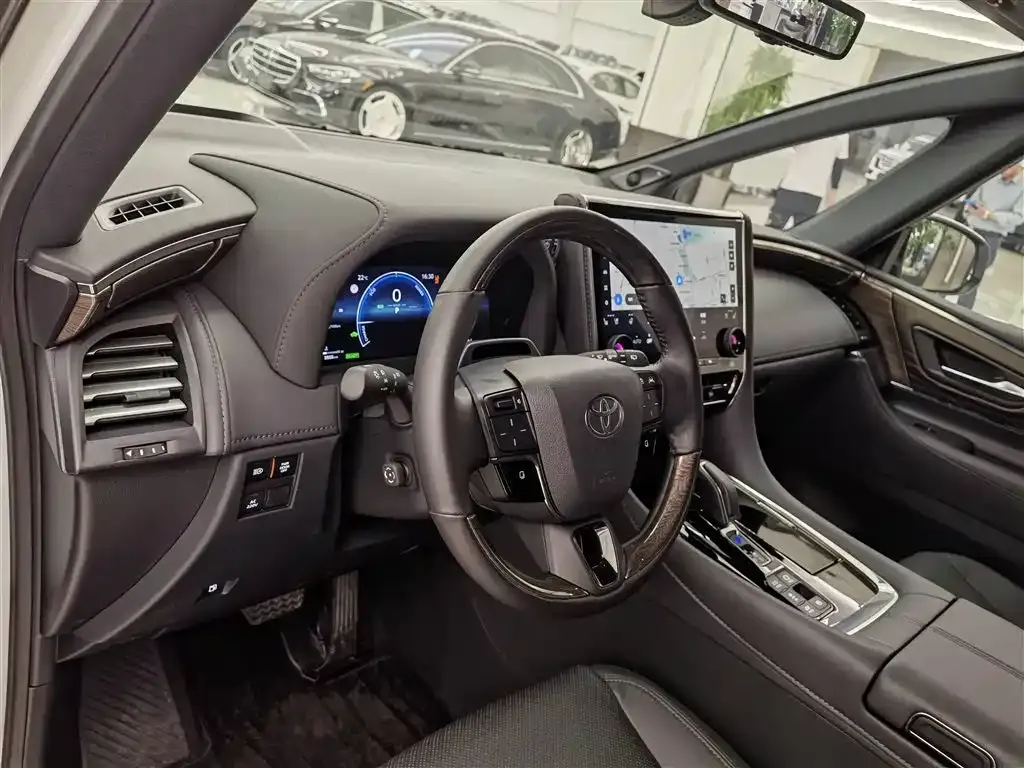 Toyota Alphard — фото 9