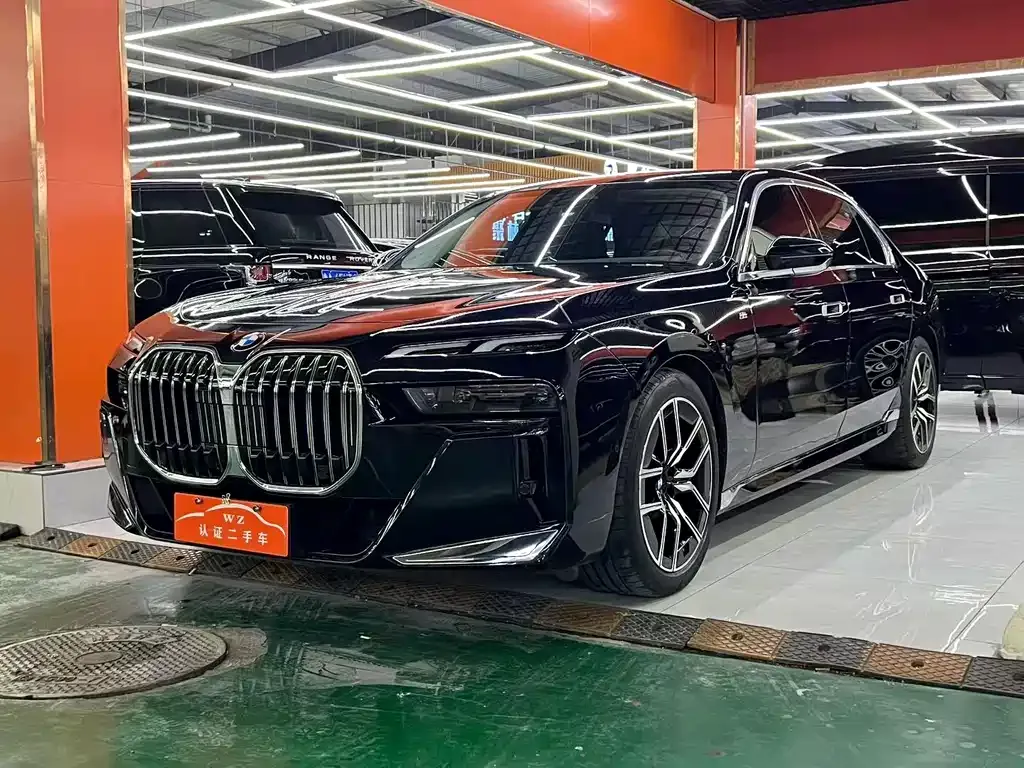 BMW 7 Series — фото 1
