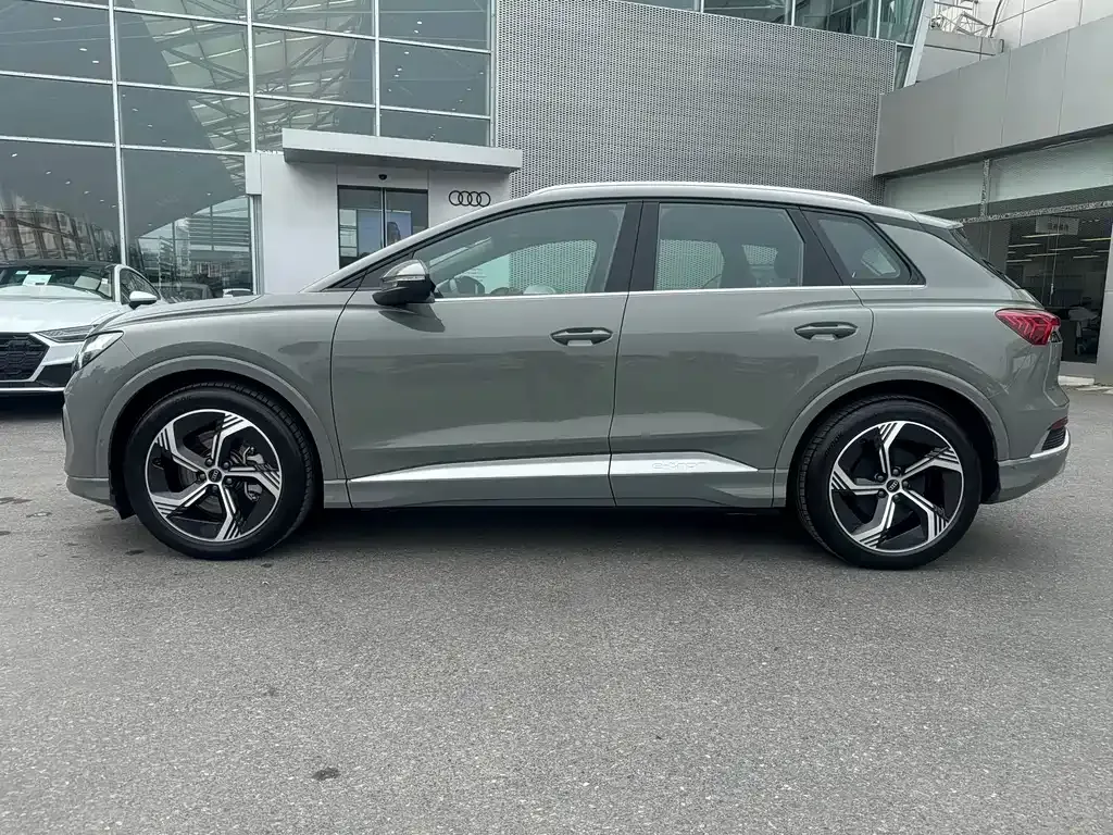 Audi Q4 e-tron — фото 2