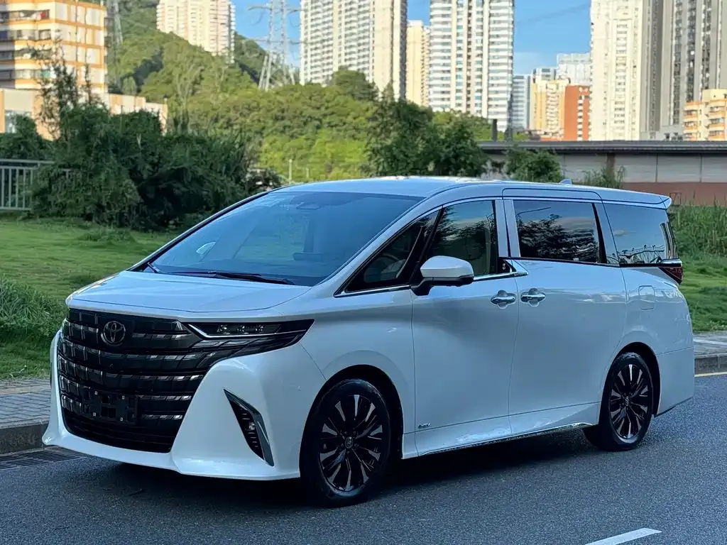 Toyota Alphard — фото 1