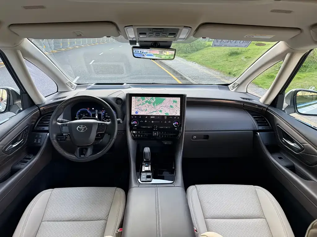 Toyota Alphard — фото 10