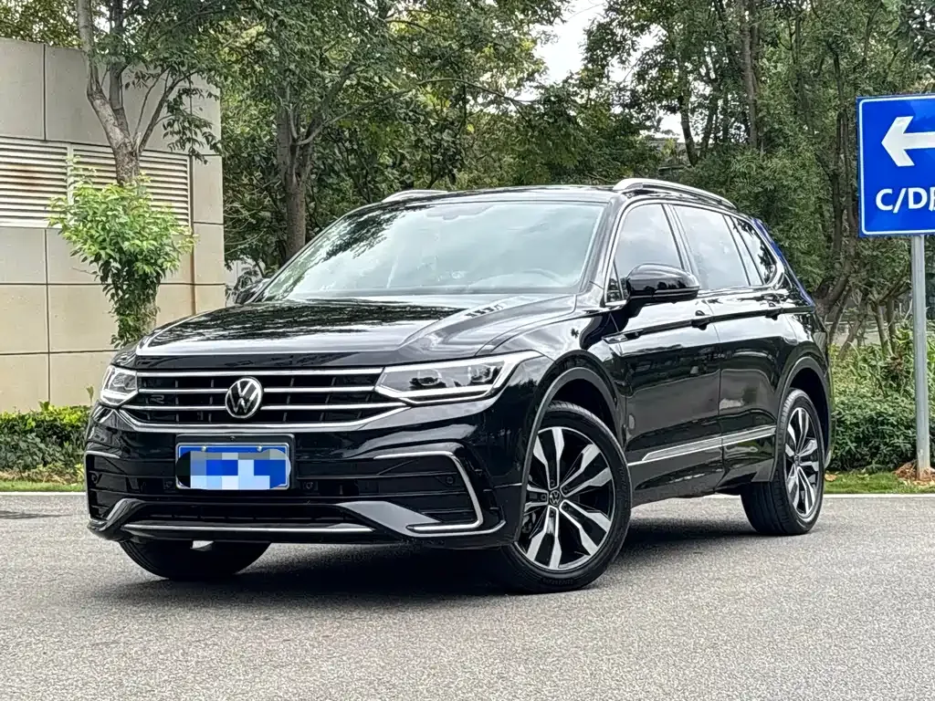 Volkswagen Tiguan L — фото 1