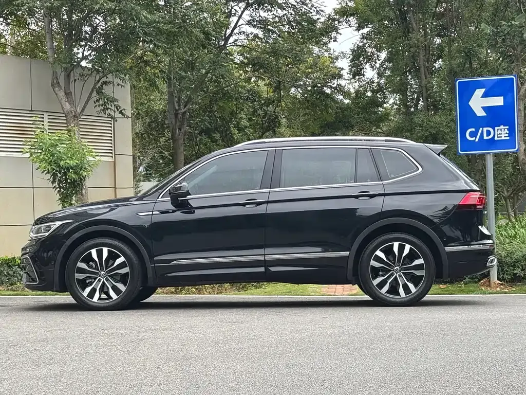 Volkswagen Tiguan L — фото 4