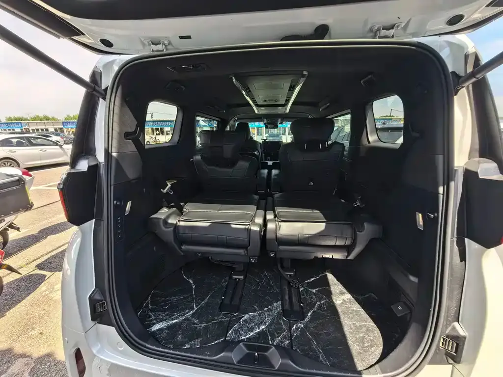Toyota Alphard — фото 10