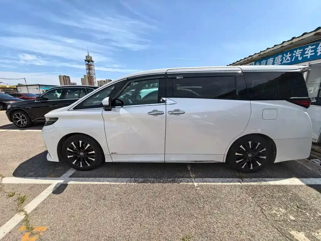 Toyota Alphard — фото 3