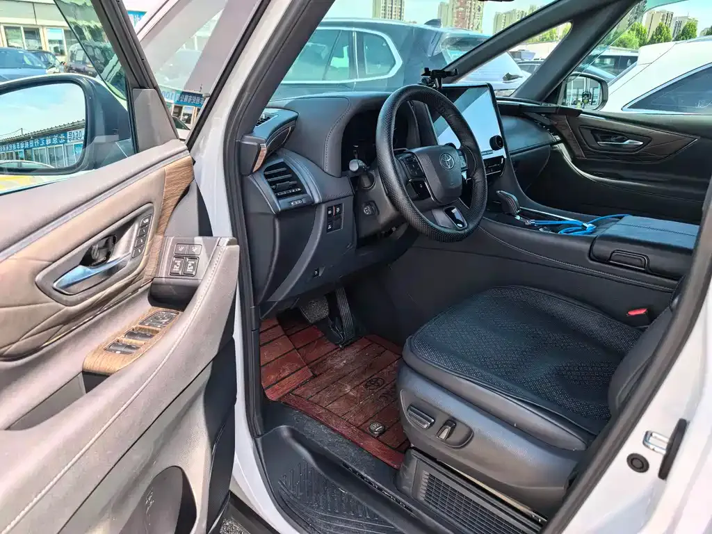 Toyota Alphard — фото 5