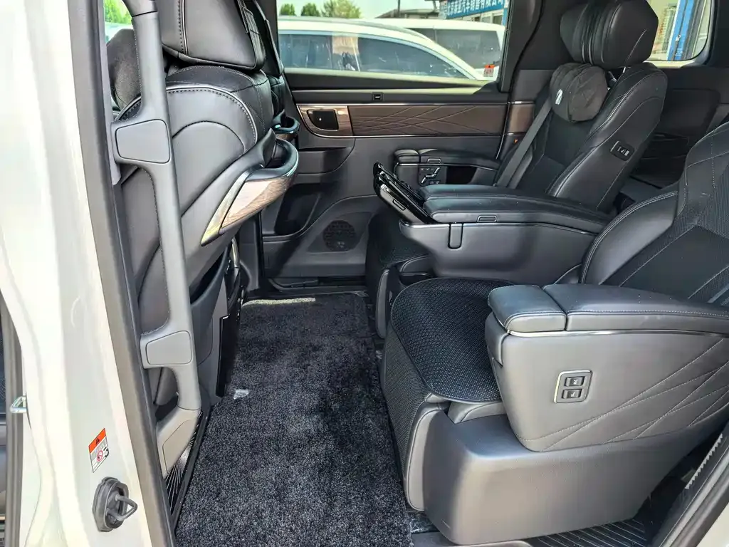 Toyota Alphard — фото 6