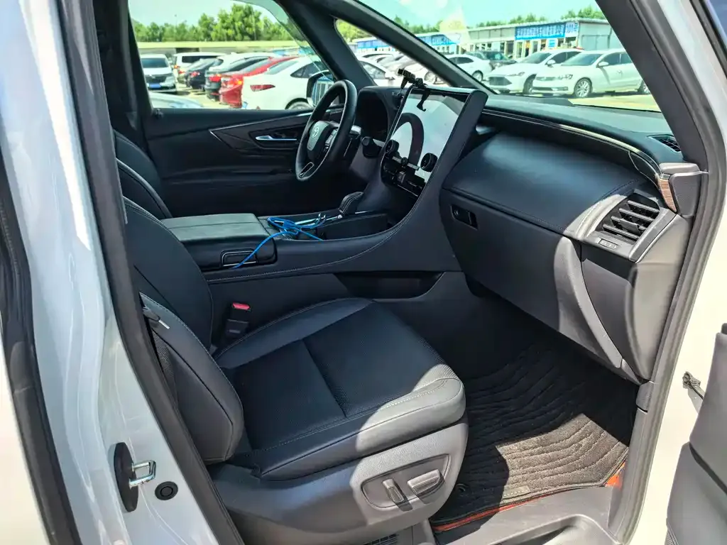 Toyota Alphard — фото 7