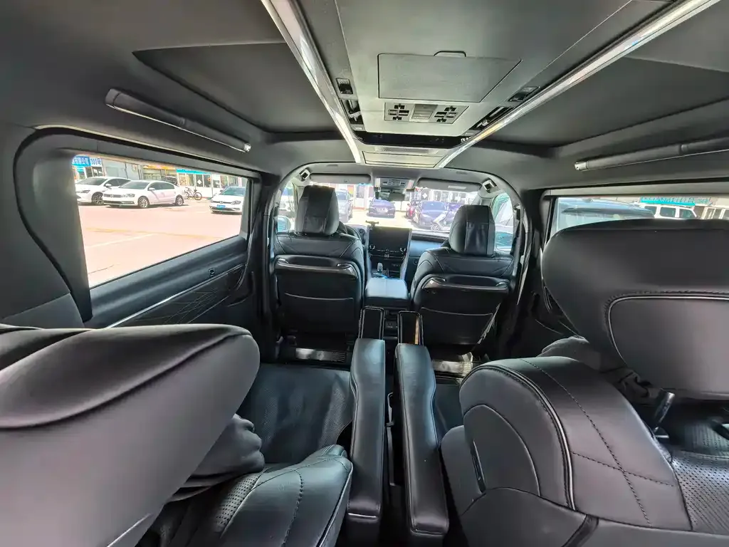Toyota Alphard — фото 9