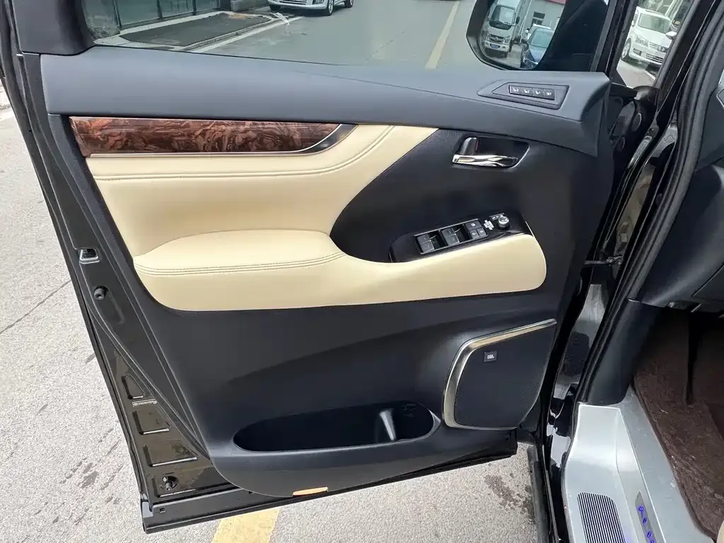 Toyota Alphard — фото 8