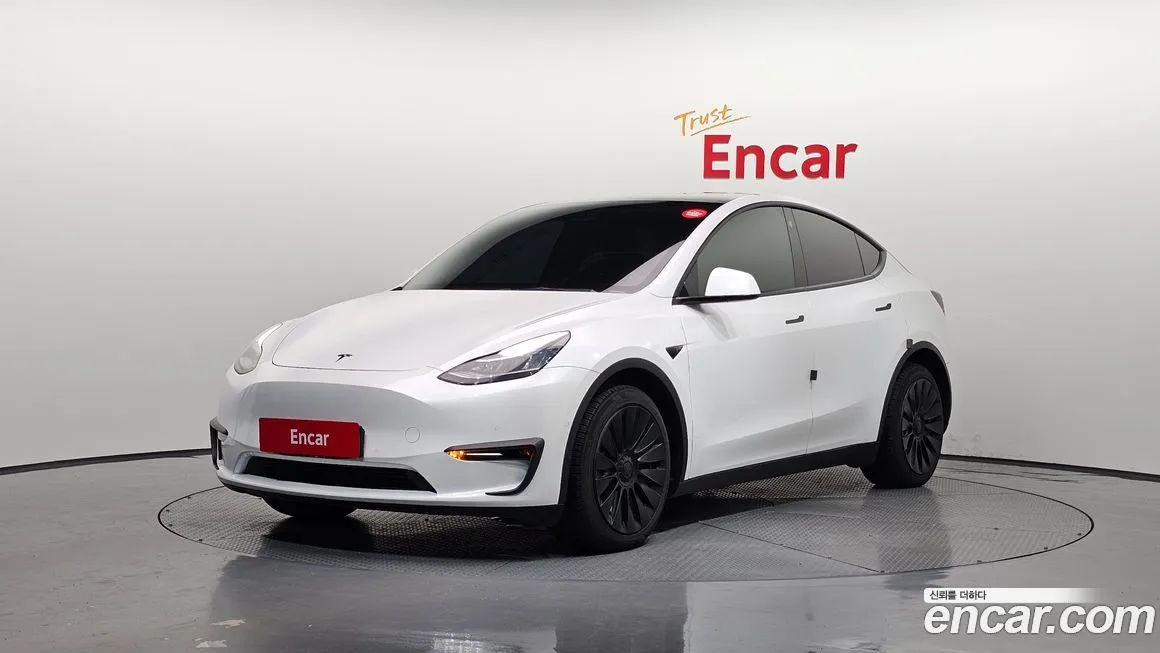 Tesla Model Y — фото 1
