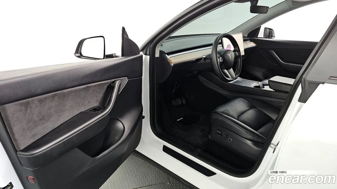 Tesla Model Y — фото 10