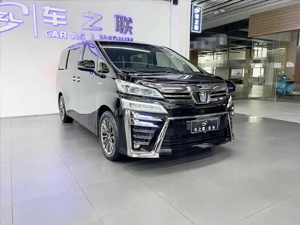 Toyota Vellfire — фото 1