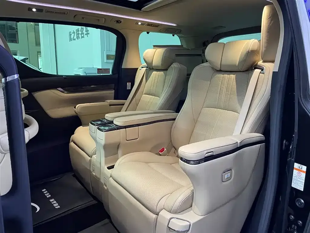 Toyota Vellfire — фото 8