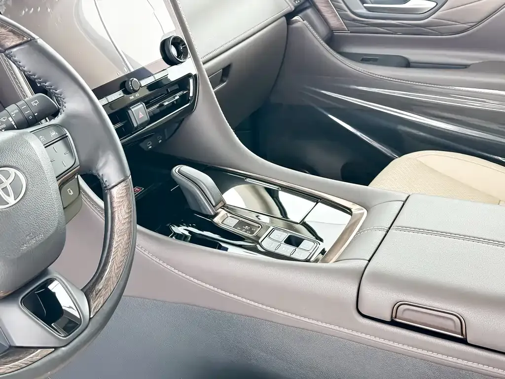 Toyota Alphard — фото 10