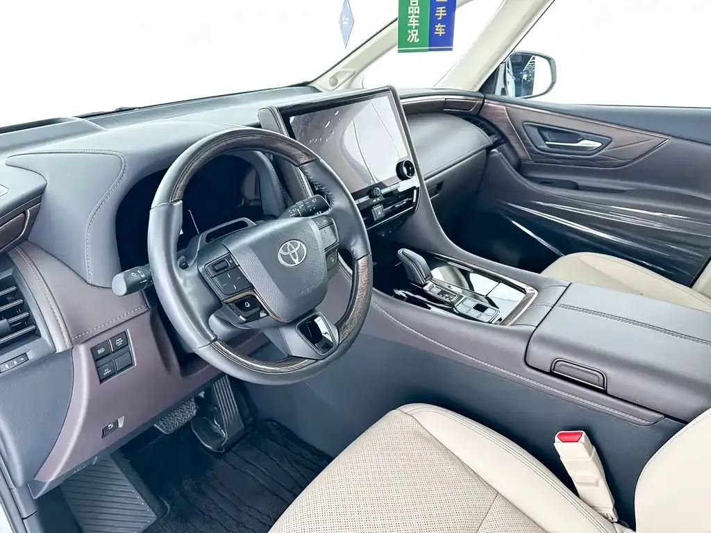 Toyota Alphard — фото 9