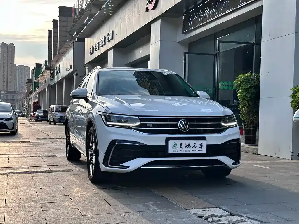 Volkswagen Tiguan L — фото 1