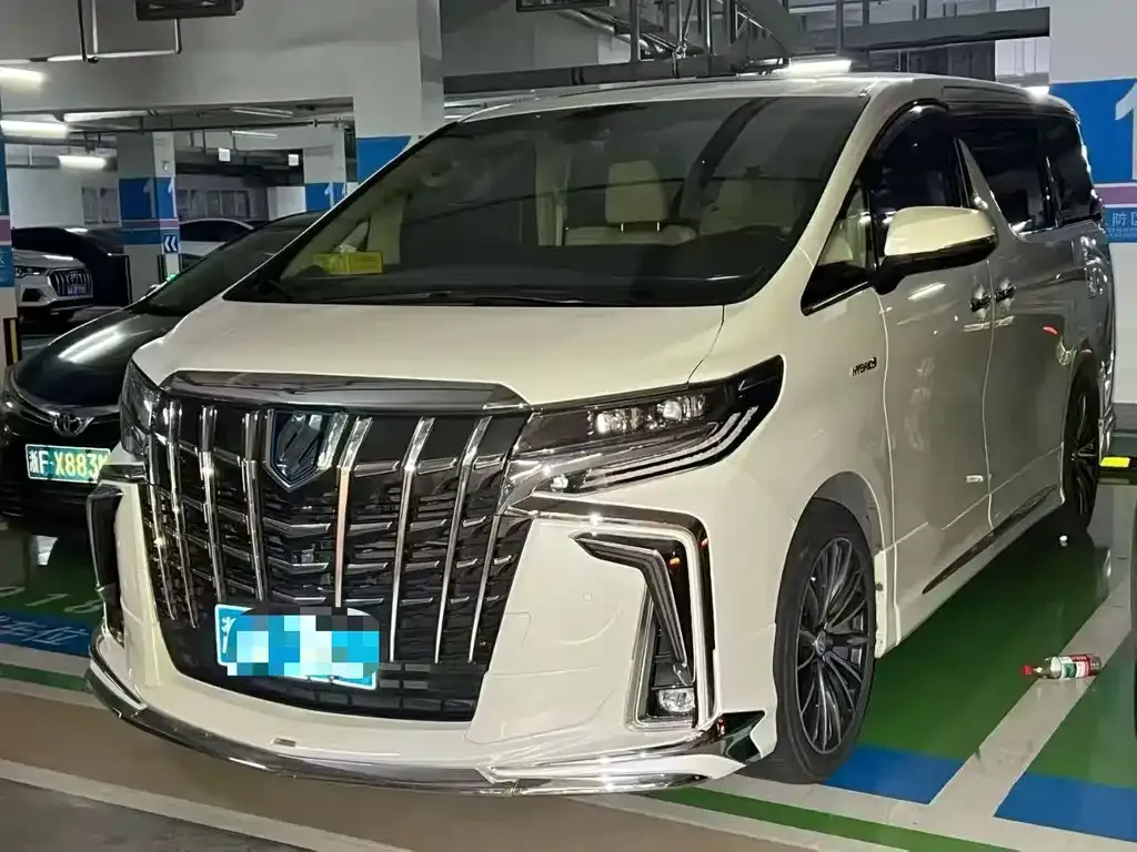Toyota Alphard — фото 1