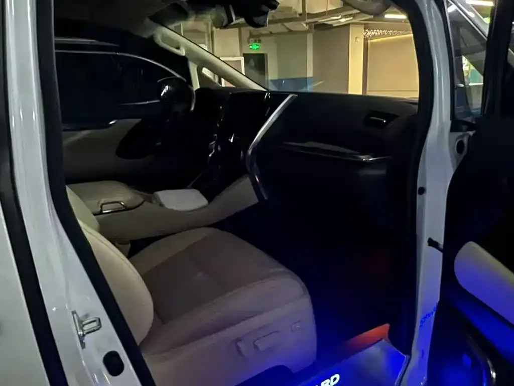 Toyota Alphard — фото 6