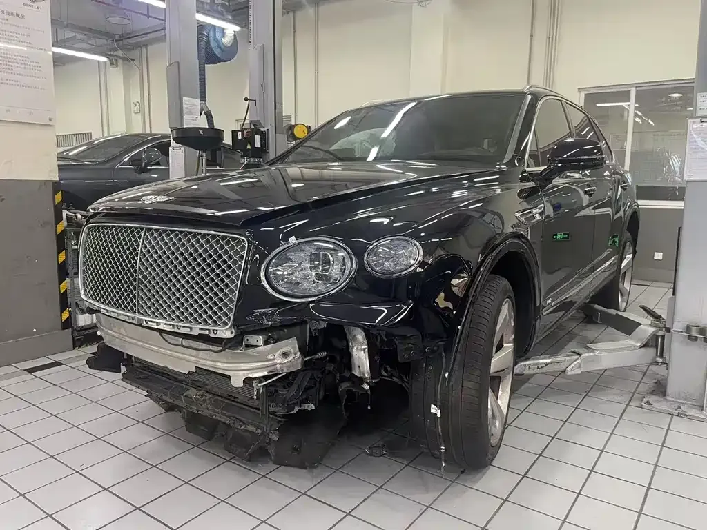 Bentley Bentayga — фото 1